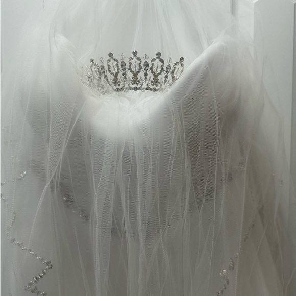 Size 22 wedding ball gown. Perfect condition comes with matching veil and tiara - Picture 1 of 8